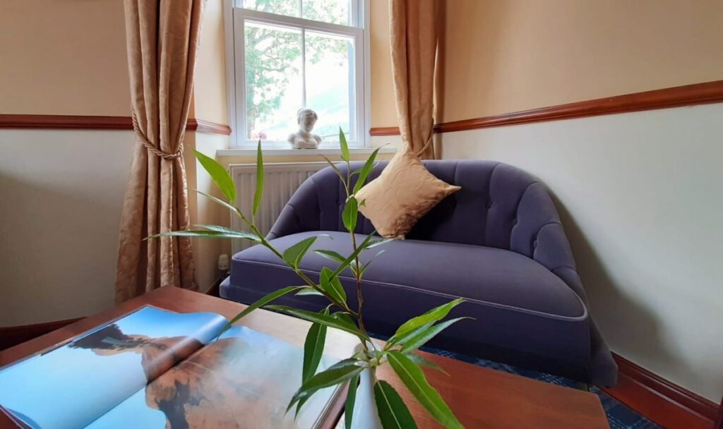 Seating area in a hotel room (alt)